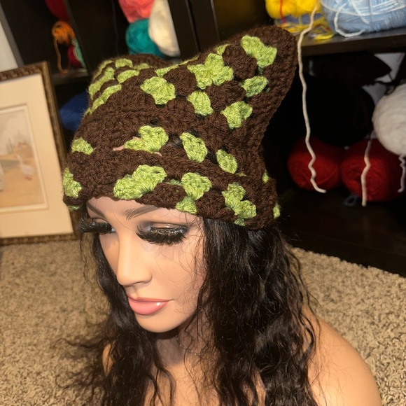 Crochet cat eat beanie - Picture 2 of 3